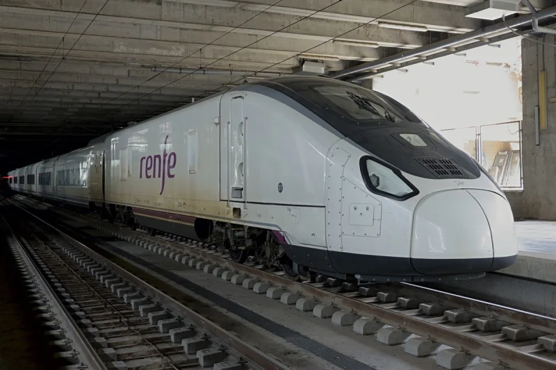 Tren Renfe de la serie 106 detenido en la estación de Córdoba
